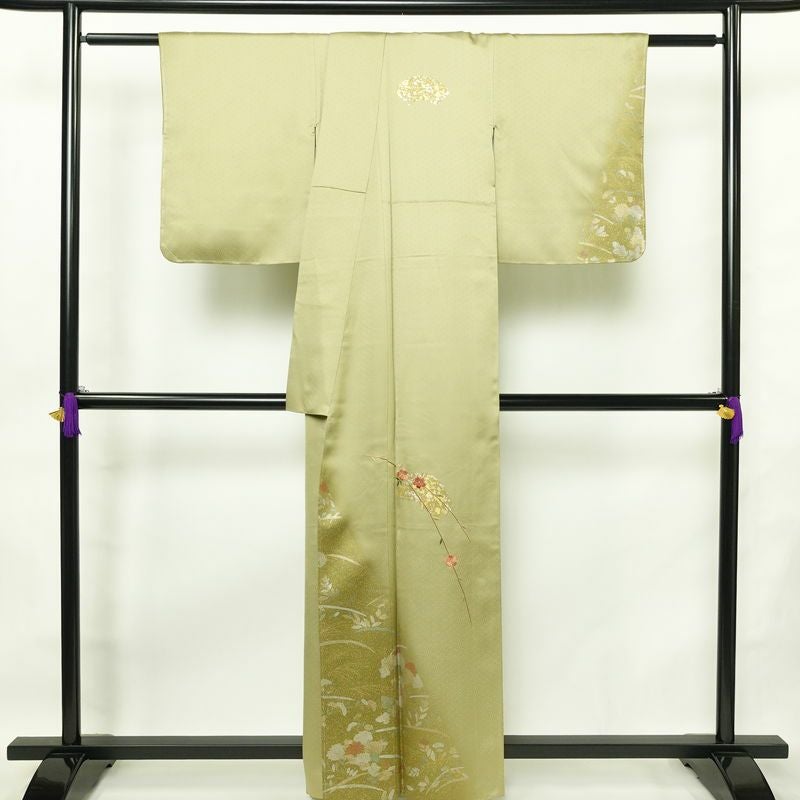 付け下げ 良品 綸子 正絹 花柄 袷仕立て 身丈159.5cm 裄丈63.5cm リサイクル着物 一部しつけ糸付き 着物 刺繍 箔 入学式 卒業式 七五三 お宮参り フォーマル 上品 扇面 榛色 黄・黄土色_画像2