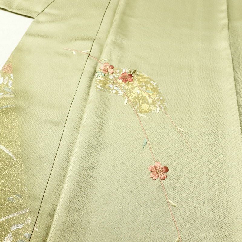 付け下げ 良品 綸子 正絹 花柄 袷仕立て 身丈159.5cm 裄丈63.5cm リサイクル着物 一部しつけ糸付き 着物 刺繍 箔 入学式 卒業式 七五三 お宮参り フォーマル 上品 扇面 榛色 黄・黄土色_画像5