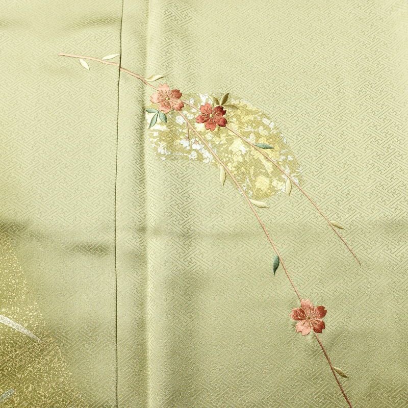 付け下げ 良品 綸子 正絹 花柄 袷仕立て 身丈159.5cm 裄丈63.5cm リサイクル着物 一部しつけ糸付き 着物 刺繍 箔 入学式 卒業式 七五三 お宮参り フォーマル 上品 扇面 榛色 黄・黄土色_画像6