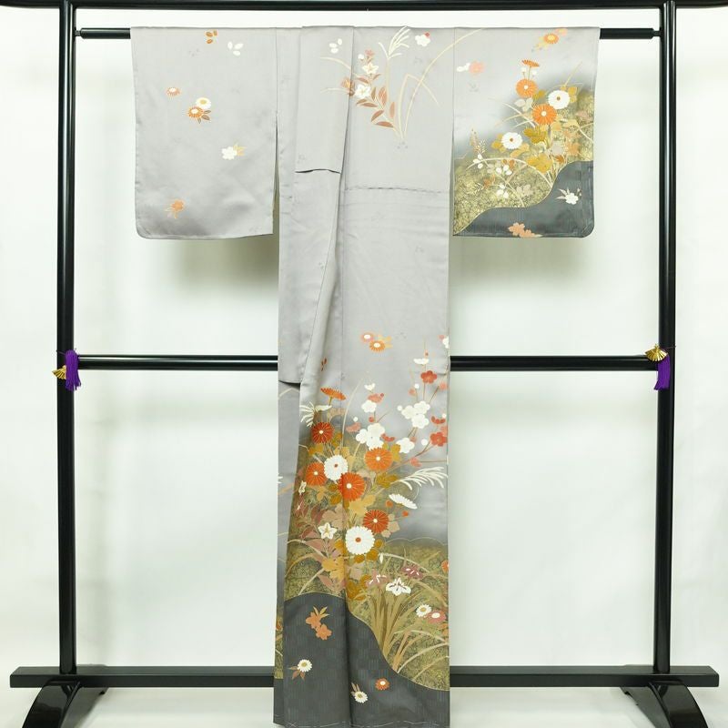 訪問着 しつけ糸付き 綸子 正絹 木の葉・植物柄 袷仕立て 身丈160.5cm 裄丈65.5cm リサイクル着物 着物 金彩 入学式 卒業式 七五三 お宮参り フォーマル 菊 グレー_画像2