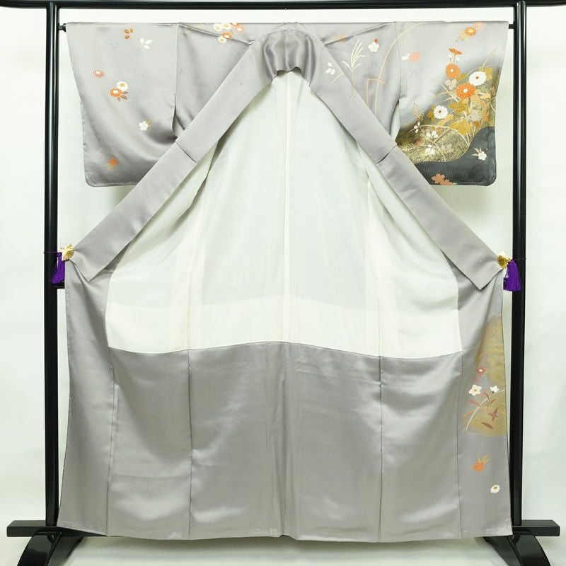 訪問着 しつけ糸付き 綸子 正絹 木の葉・植物柄 袷仕立て 身丈160.5cm 裄丈65.5cm リサイクル着物 着物 金彩 入学式 卒業式 七五三 お宮参り フォーマル 菊 グレー_画像3