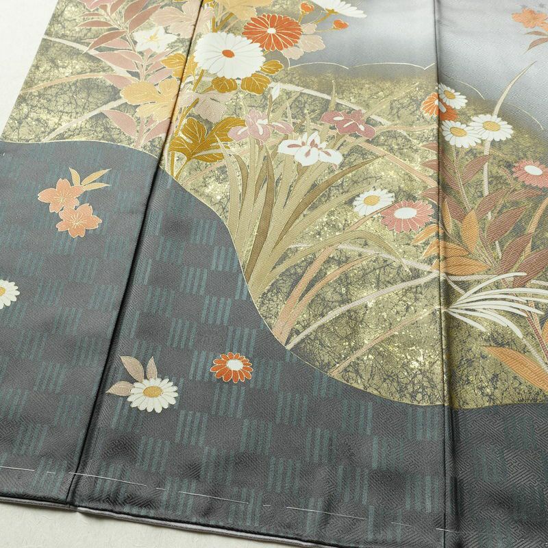 訪問着 しつけ糸付き 綸子 正絹 木の葉・植物柄 袷仕立て 身丈160.5cm 裄丈65.5cm リサイクル着物 着物 金彩 入学式 卒業式 七五三 お宮参り フォーマル 菊 グレー_画像4