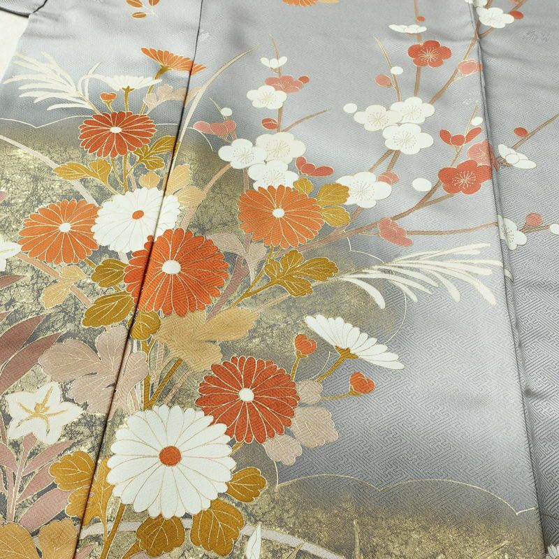 訪問着 しつけ糸付き 綸子 正絹 木の葉・植物柄 袷仕立て 身丈160.5cm 裄丈65.5cm リサイクル着物 着物 金彩 入学式 卒業式 七五三 お宮参り フォーマル 菊 グレー_画像5