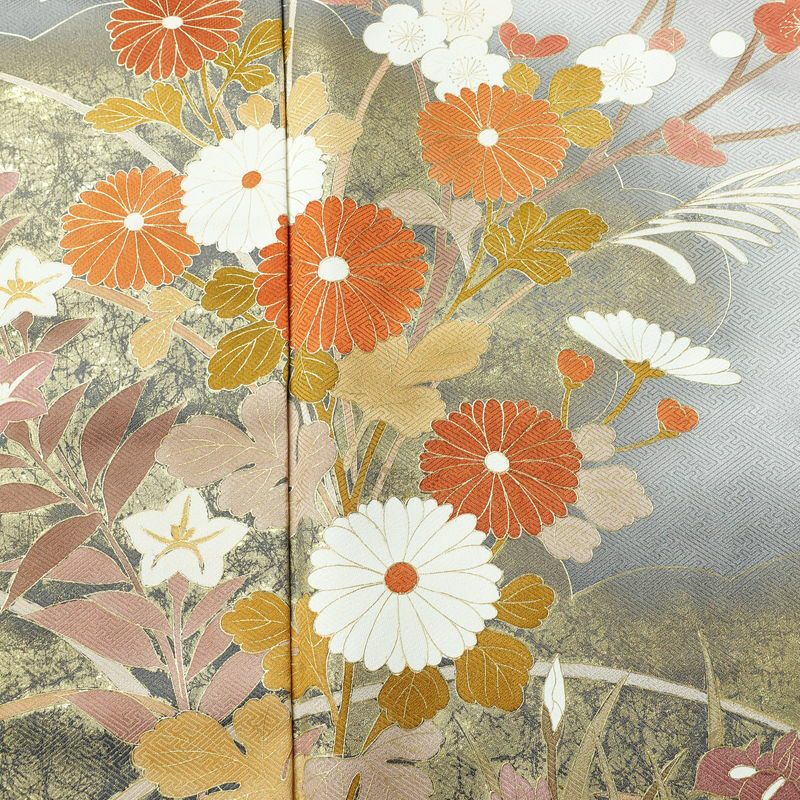 訪問着 しつけ糸付き 綸子 正絹 木の葉・植物柄 袷仕立て 身丈160.5cm 裄丈65.5cm リサイクル着物 着物 金彩 入学式 卒業式 七五三 お宮参り フォーマル 菊 グレー_画像6