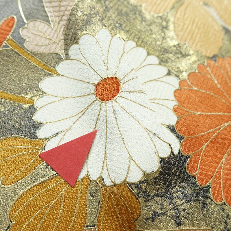 訪問着 しつけ糸付き 綸子 正絹 木の葉・植物柄 袷仕立て 身丈160.5cm 裄丈65.5cm リサイクル着物 着物 金彩 入学式 卒業式 七五三 お宮参り フォーマル 菊 グレー_画像12