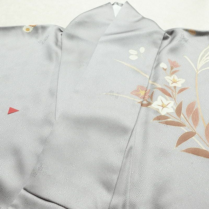 訪問着 しつけ糸付き 綸子 正絹 木の葉・植物柄 袷仕立て 身丈160.5cm 裄丈65.5cm リサイクル着物 着物 金彩 入学式 卒業式 七五三 お宮参り フォーマル 菊 グレー_画像17