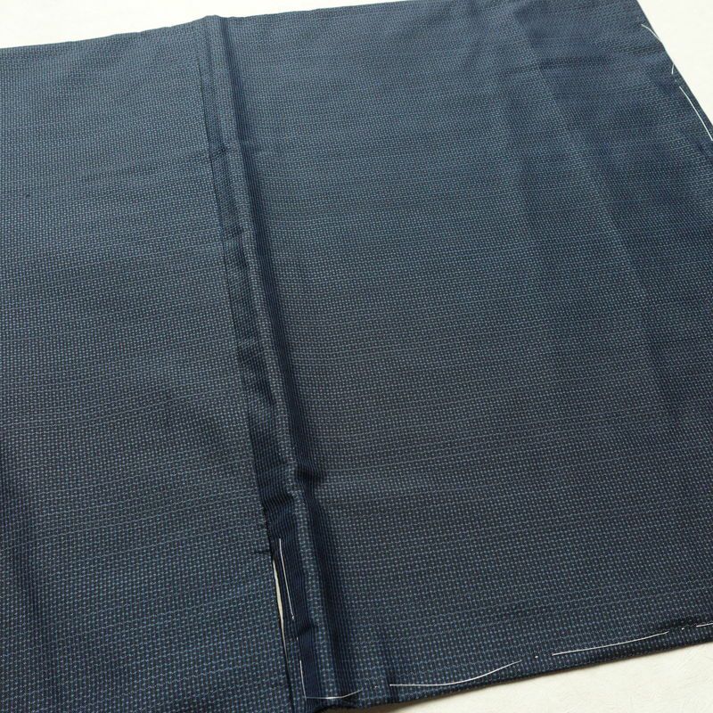 男性用 紬着物 美品 しつけ糸付き アンサンブル 2点セット 正絹 羽織 亀甲柄 袷仕立て 身丈142cm 裄丈68.5cm リサイクル着物 着物 未使用品 青・紺_画像11