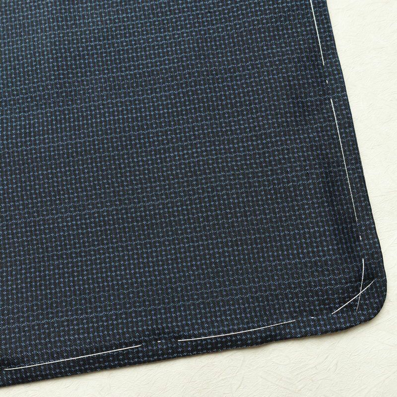 男性用 紬着物 美品 しつけ糸付き アンサンブル 2点セット 正絹 羽織 亀甲柄 袷仕立て 身丈142cm 裄丈68.5cm リサイクル着物 着物 未使用品 青・紺_画像13