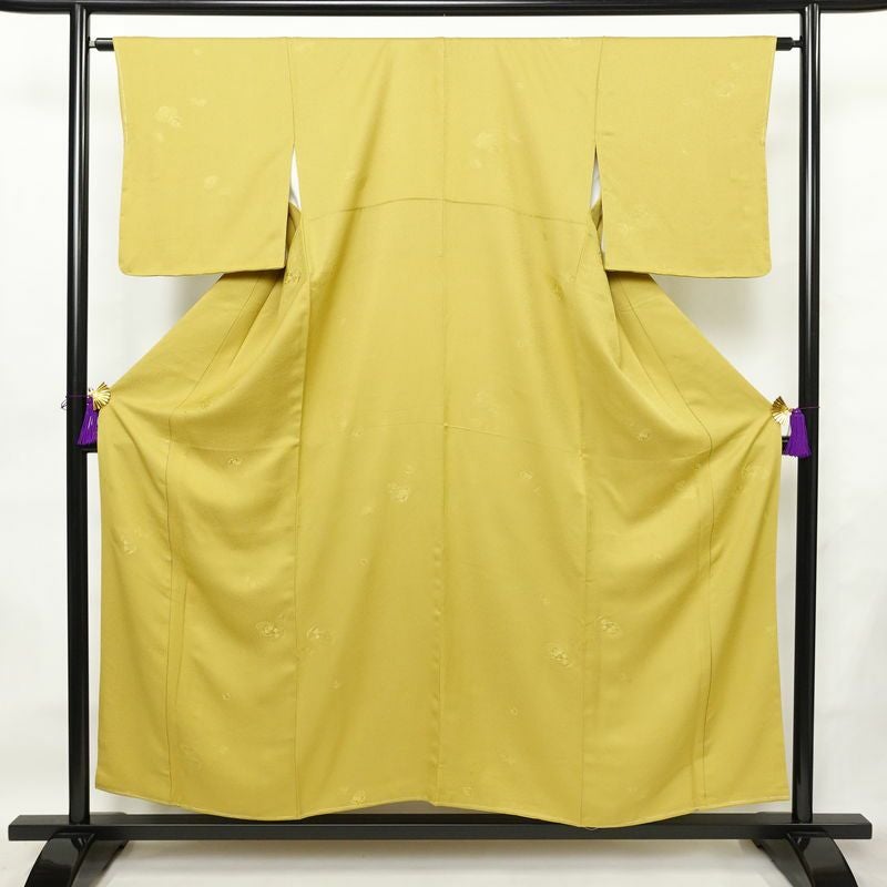 色無地 良品 しつけ糸付き 一つ紋付き 正絹 古典柄 袷仕立て 身丈155cm 裄丈64cm リサイクル着物 着物 お茶会 フォーマル シンプル 黄・黄土色_画像1