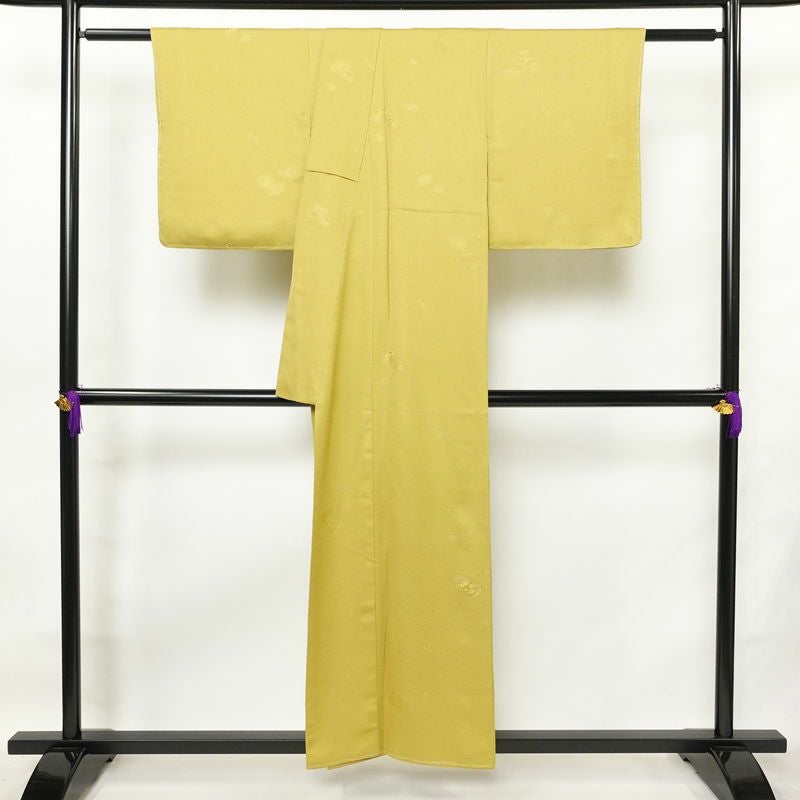 色無地 良品 しつけ糸付き 一つ紋付き 正絹 古典柄 袷仕立て 身丈155cm 裄丈64cm リサイクル着物 着物 お茶会 フォーマル シンプル 黄・黄土色_画像2