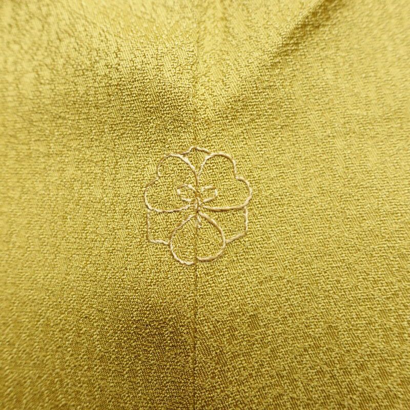 色無地 良品 しつけ糸付き 一つ紋付き 正絹 古典柄 袷仕立て 身丈155cm 裄丈64cm リサイクル着物 着物 お茶会 フォーマル シンプル 黄・黄土色_画像12