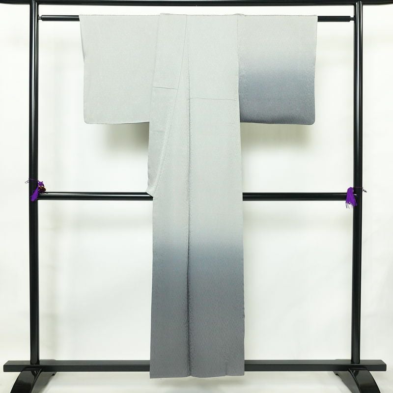 付け下げ 良品 落款入り 一つ紋付き 正絹 木の葉・植物柄 袷仕立て 身丈153.5cm 裄丈65cm リサイクル着物 着物 入学式 卒業式 フォーマル シンプル 上品 グレー_画像2