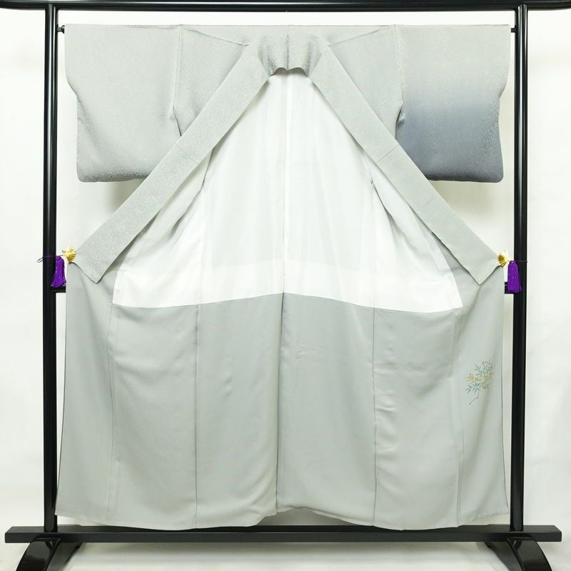 付け下げ 良品 落款入り 一つ紋付き 正絹 木の葉・植物柄 袷仕立て 身丈153.5cm 裄丈65cm リサイクル着物 着物 入学式 卒業式 フォーマル シンプル 上品 グレー_画像3