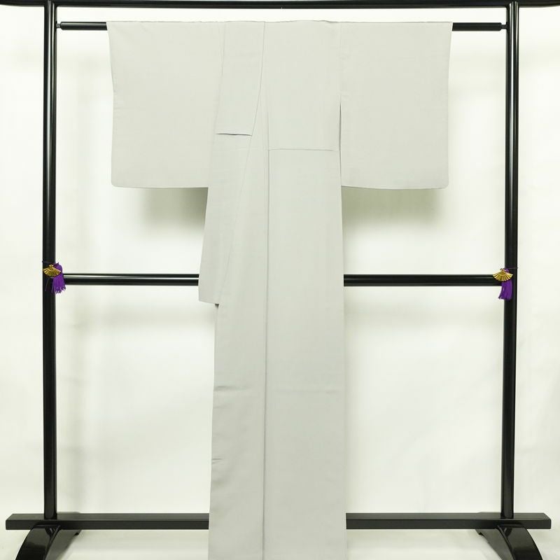 色無地 良品 落款入り 縮緬 一つ紋付き 正絹 無地 袷仕立て 身丈162.5cm 裄丈65cm リサイクル着物 着物 作家物 お茶会 上品 グレー_画像2