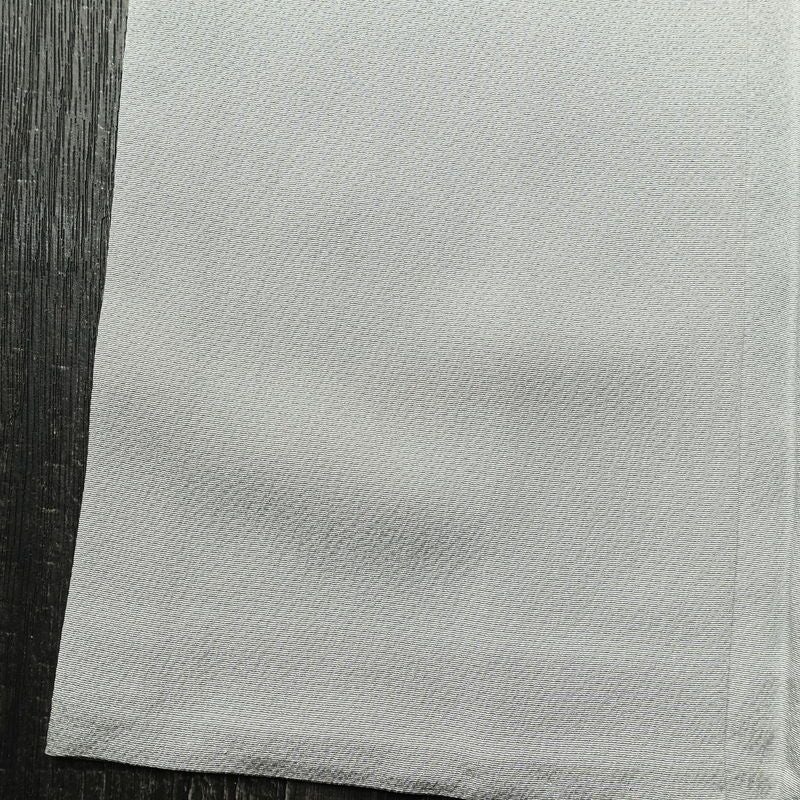 色無地 良品 落款入り 縮緬 一つ紋付き 正絹 無地 袷仕立て 身丈162.5cm 裄丈65cm リサイクル着物 着物 作家物 お茶会 上品 グレー_画像12