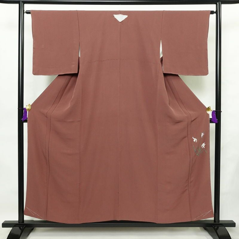 色無地 良品 しつけ糸付き 縮緬 一つ紋付き 正絹 無地 袷仕立て 身丈153cm 裄丈64cm リサイクル着物 着物 共八掛 お茶会 フォーマル 小豆・エンジ_画像1