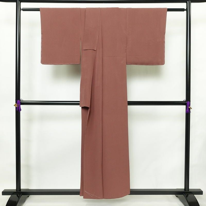 色無地 良品 しつけ糸付き 縮緬 一つ紋付き 正絹 無地 袷仕立て 身丈153cm 裄丈64cm リサイクル着物 着物 共八掛 お茶会 フォーマル 小豆・エンジ_画像2