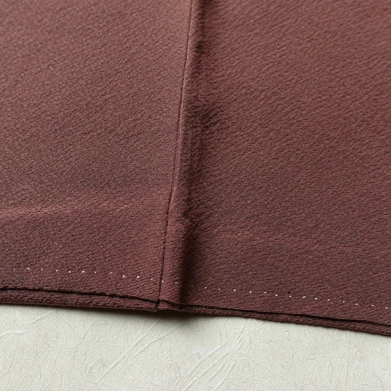 色無地 良品 しつけ糸付き 縮緬 一つ紋付き 正絹 無地 袷仕立て 身丈153cm 裄丈64cm リサイクル着物 着物 共八掛 お茶会 フォーマル 小豆・エンジ_画像9