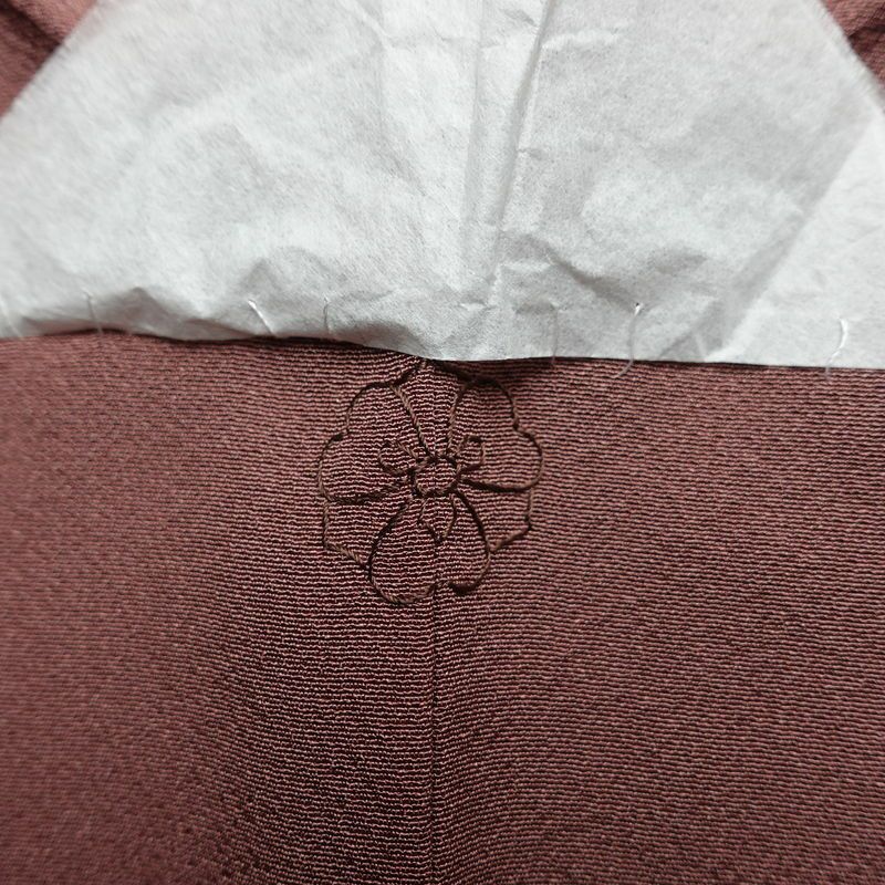 色無地 良品 しつけ糸付き 縮緬 一つ紋付き 正絹 無地 袷仕立て 身丈153cm 裄丈64cm リサイクル着物 着物 共八掛 お茶会 フォーマル 小豆・エンジ_画像11