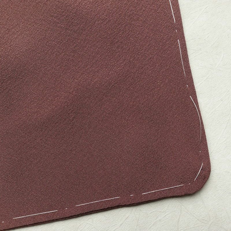 色無地 良品 しつけ糸付き 縮緬 一つ紋付き 正絹 無地 袷仕立て 身丈153cm 裄丈64cm リサイクル着物 着物 共八掛 お茶会 フォーマル 小豆・エンジ_画像16