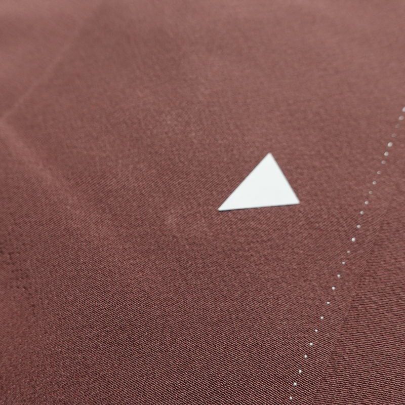 色無地 良品 しつけ糸付き 縮緬 一つ紋付き 正絹 無地 袷仕立て 身丈153cm 裄丈64cm リサイクル着物 着物 共八掛 お茶会 フォーマル 小豆・エンジ_画像18