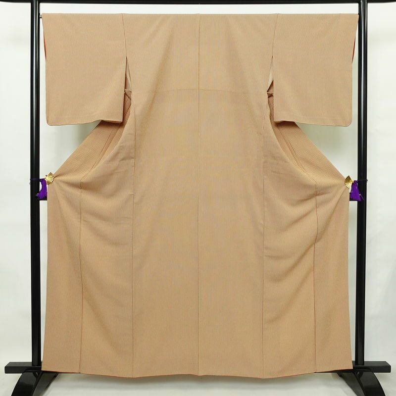 単衣 小紋 縮緬 ポリエステル 縞柄・線柄 単衣仕立て 身丈160cm 裄丈67cm リサイクル着物 着物 シンプル ベージュ_画像1