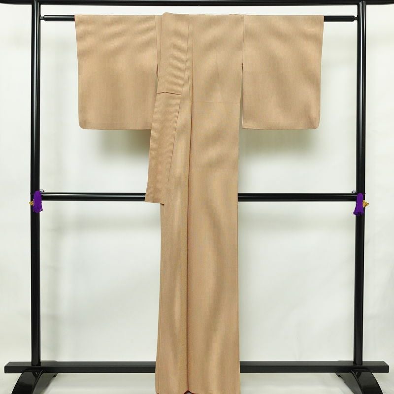 単衣 小紋 縮緬 ポリエステル 縞柄・線柄 単衣仕立て 身丈160cm 裄丈67cm リサイクル着物 着物 シンプル ベージュ_画像2