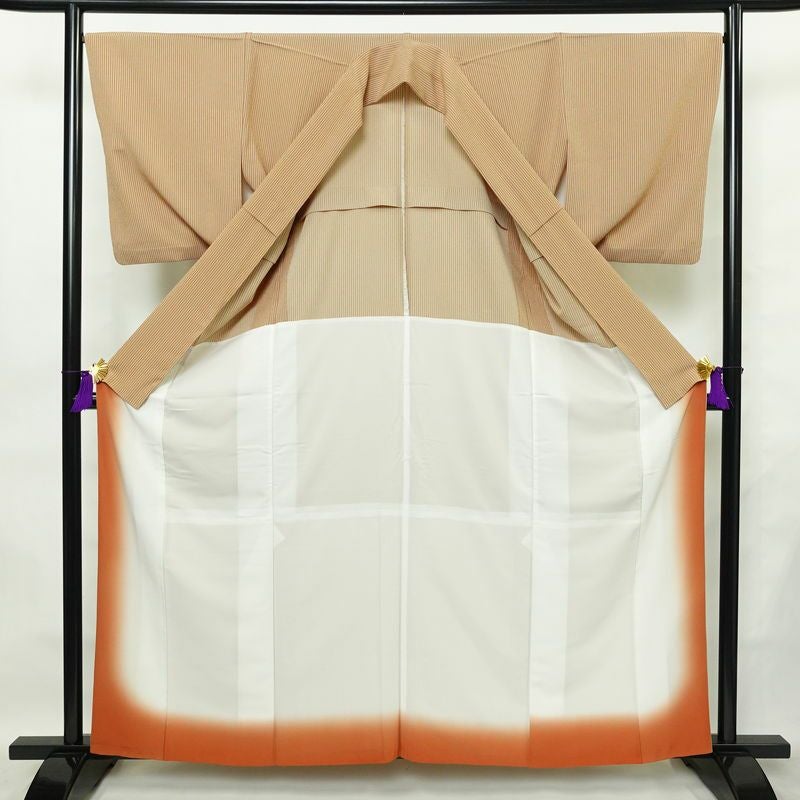 単衣 小紋 縮緬 ポリエステル 縞柄・線柄 単衣仕立て 身丈160cm 裄丈67cm リサイクル着物 着物 シンプル ベージュ_画像3