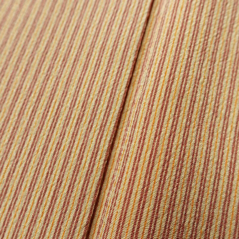 単衣 小紋 縮緬 ポリエステル 縞柄・線柄 単衣仕立て 身丈160cm 裄丈67cm リサイクル着物 着物 シンプル ベージュ_画像10