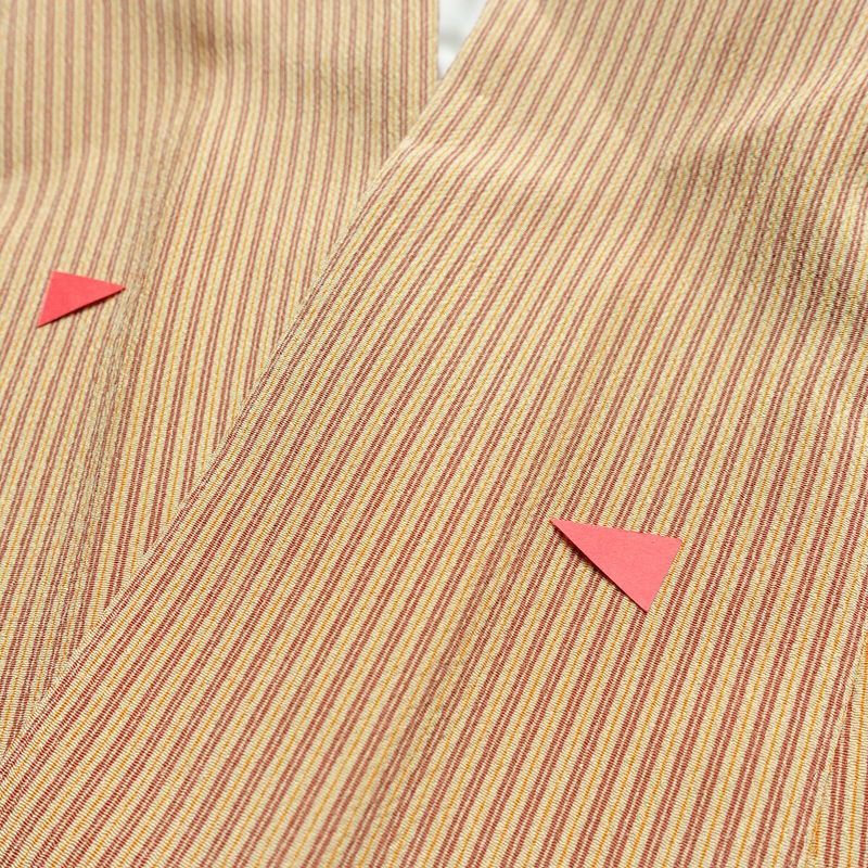 単衣 小紋 縮緬 ポリエステル 縞柄・線柄 単衣仕立て 身丈160cm 裄丈67cm リサイクル着物 着物 シンプル ベージュ_画像17