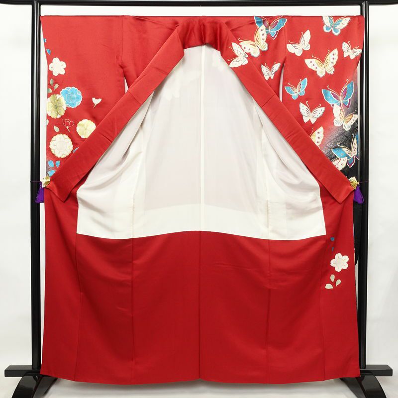 振袖 金駒刺繍 正絹 蝶・昆虫柄 袷仕立て 身丈161cm 裄丈68.5cm リサイクル着物 着物 箔 成人式 二十歳 二十歳の集い パーティー 華やか 桜 赤・朱_画像3