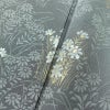 付け下げ 一つ紋付き 正絹 花柄 袷仕立て 身丈158cm 裄丈64.5cm リサイクル着物 着物 箔 入学式 卒業式 七五三 お宮参り フォーマル 上品 グレー_画像9
