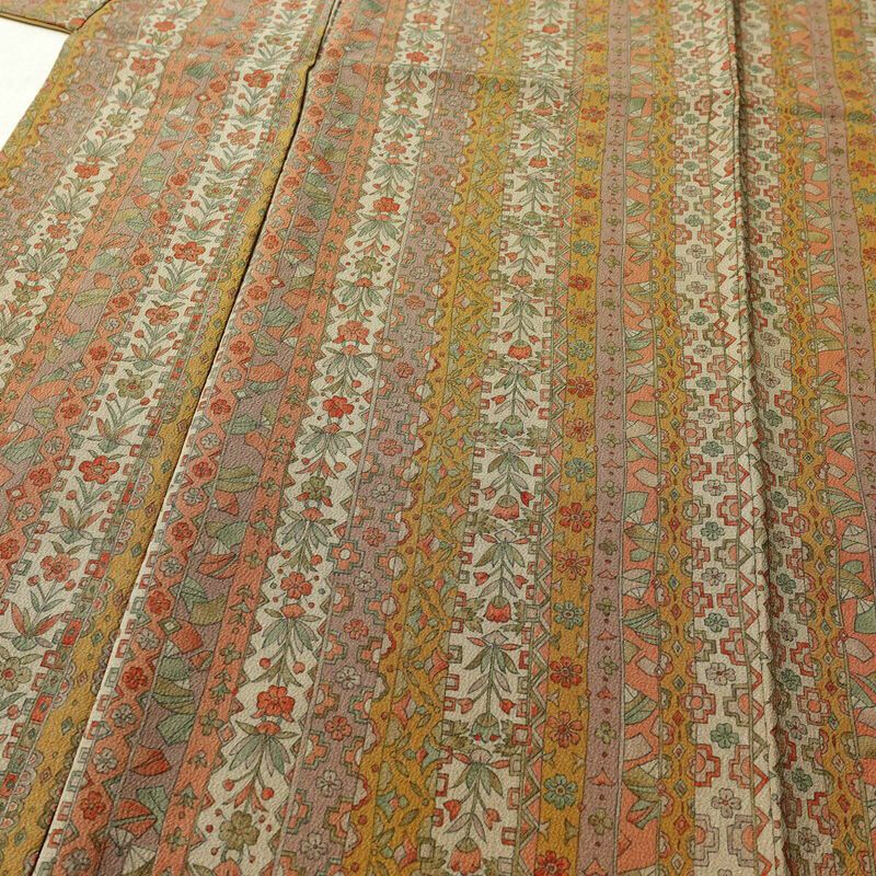 小紋 縮緬 総柄 ポリエステル 縞柄・線柄 袷仕立て 身丈161cm 裄丈65.5cm リサイクル着物 着物 多色使い_画像5