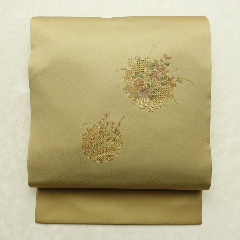 名古屋帯 太鼓柄 美品 スワトウ刺繍 正絹 木の葉・植物柄 名古屋仕立て なごや帯 リサイクル帯 帯 刺繍 シンプル おしゃれ 黄・黄土色_画像1
