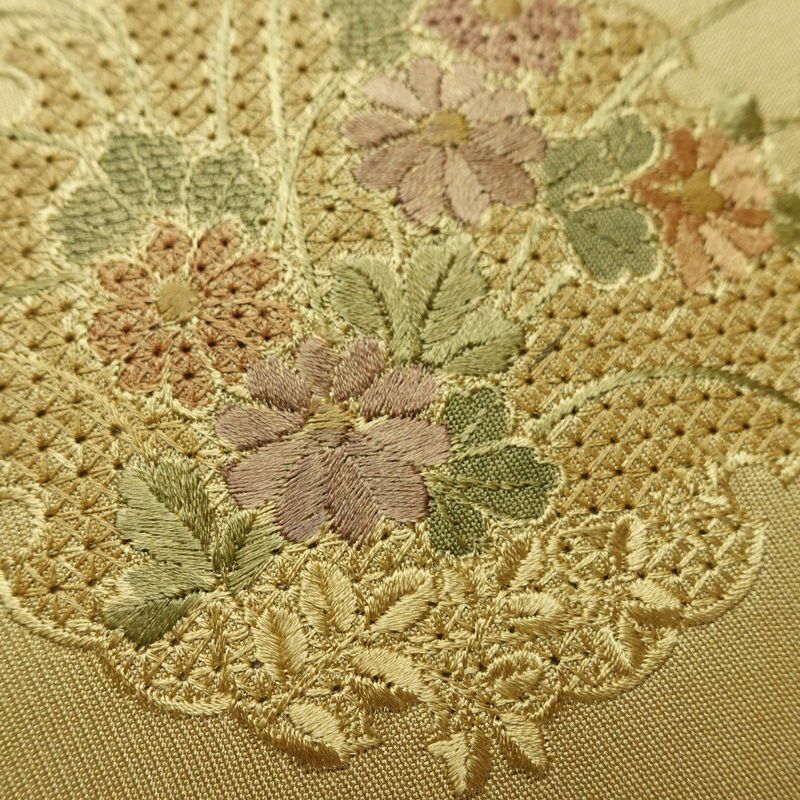 名古屋帯 太鼓柄 美品 スワトウ刺繍 正絹 木の葉・植物柄 名古屋仕立て なごや帯 リサイクル帯 帯 刺繍 シンプル おしゃれ 黄・黄土色_画像5