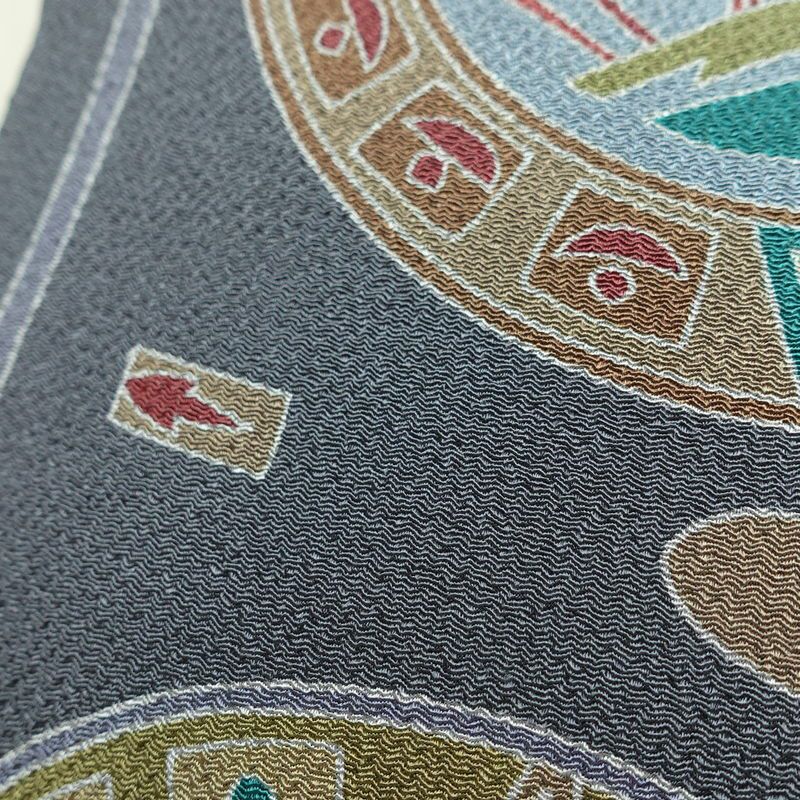 名古屋帯 全通柄 良品 縮緬 正絹 幾何学柄・抽象柄 名古屋仕立て なごや帯 リサイクル帯 くすみブルー 帯 青・紺_画像6