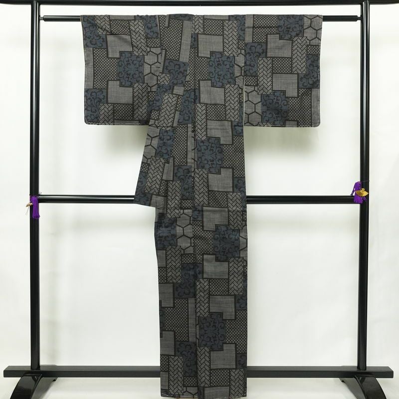 大島紬 しつけ糸付き 正絹 幾何学柄・抽象柄 袷仕立て 身丈160.5cm 裄丈63cm リサイクル着物 着物 グレー_画像2