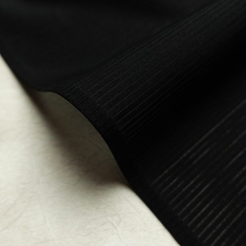 喪服 美品 夏喪服 夏用 絽 落款入り しつけ糸付き 五つ紋付き 正絹 無地 単衣仕立て 身丈165cm 裄丈67cm リサイクル着物 着物 未使用品 黒_画像2