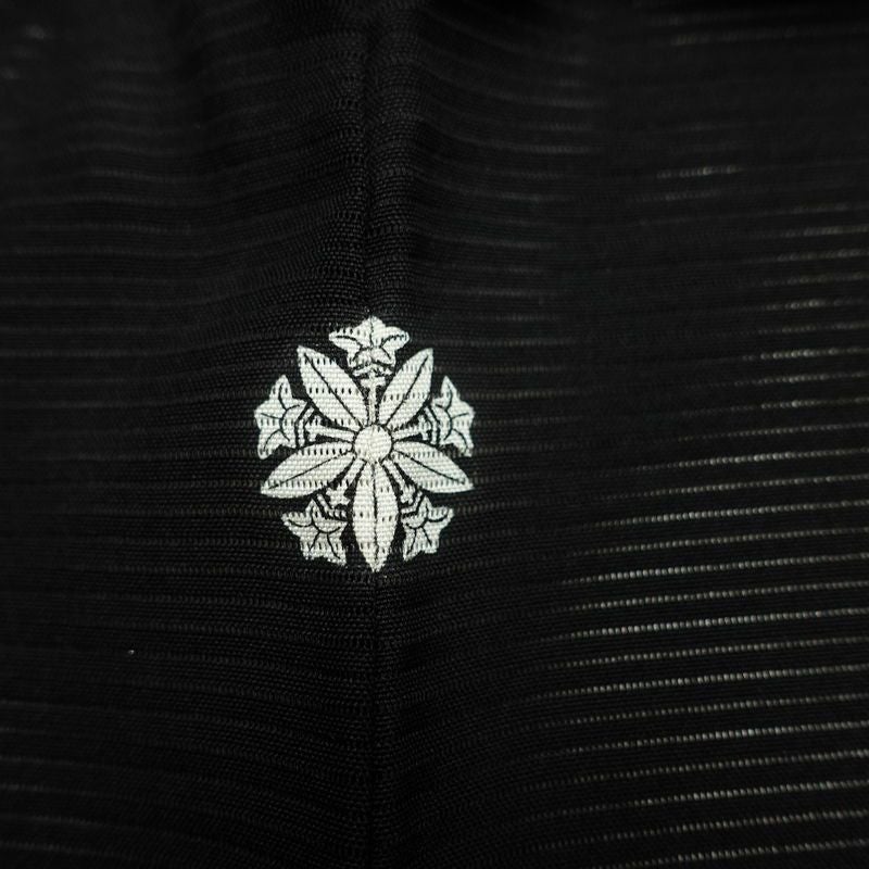喪服 美品 夏喪服 夏用 絽 落款入り しつけ糸付き 五つ紋付き 正絹 無地 単衣仕立て 身丈165cm 裄丈67cm リサイクル着物 着物 未使用品 黒_画像3