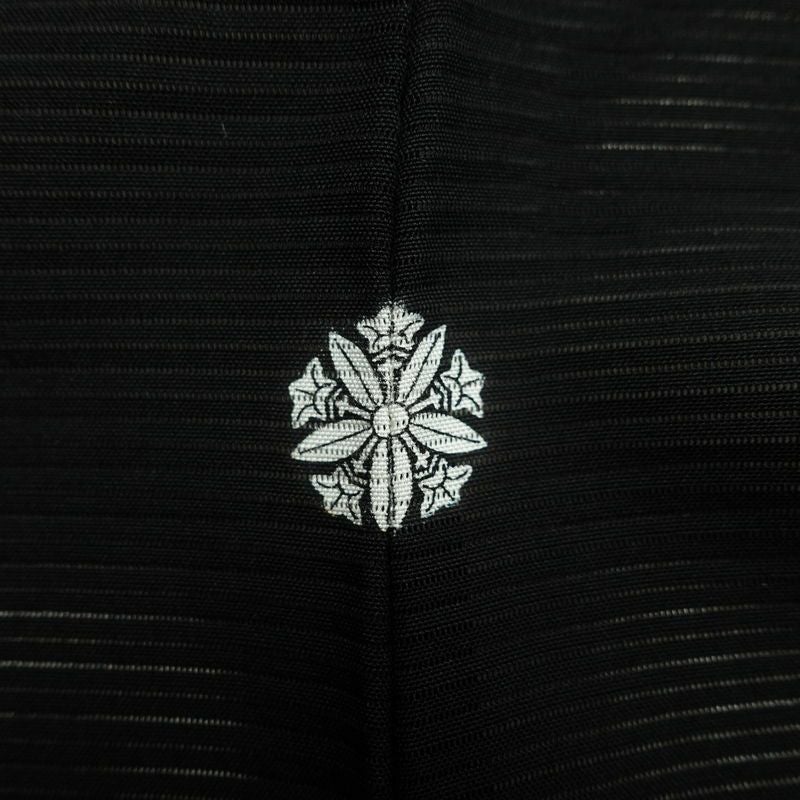 喪服 夏用 夏喪服 美品 絽 落款入り しつけ糸付き 五つ紋付き バチ衿仕立て 正絹 無地 単衣仕立て 身丈172cm 裄丈70cm リサイクル着物 着物 未使用品 黒_画像3