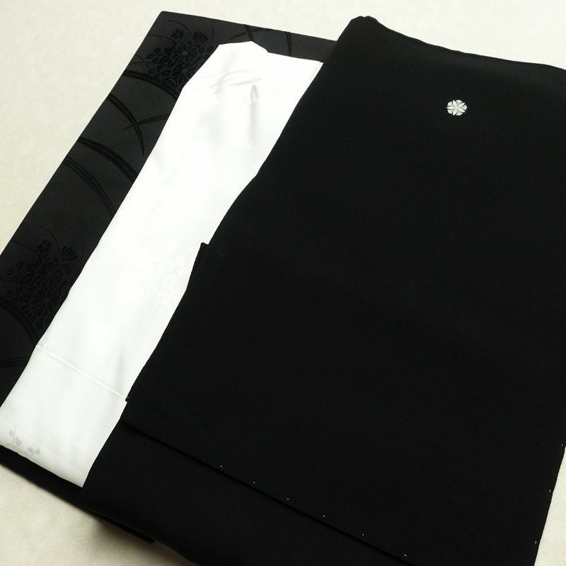 喪服 美品 袷喪服 落款入り しつけ糸付き 縮緬 五つ紋付き 正絹 無地 袷仕立て 身丈164.5cm 裄丈68cm リサイクル着物 着物 未使用品 黒_画像1