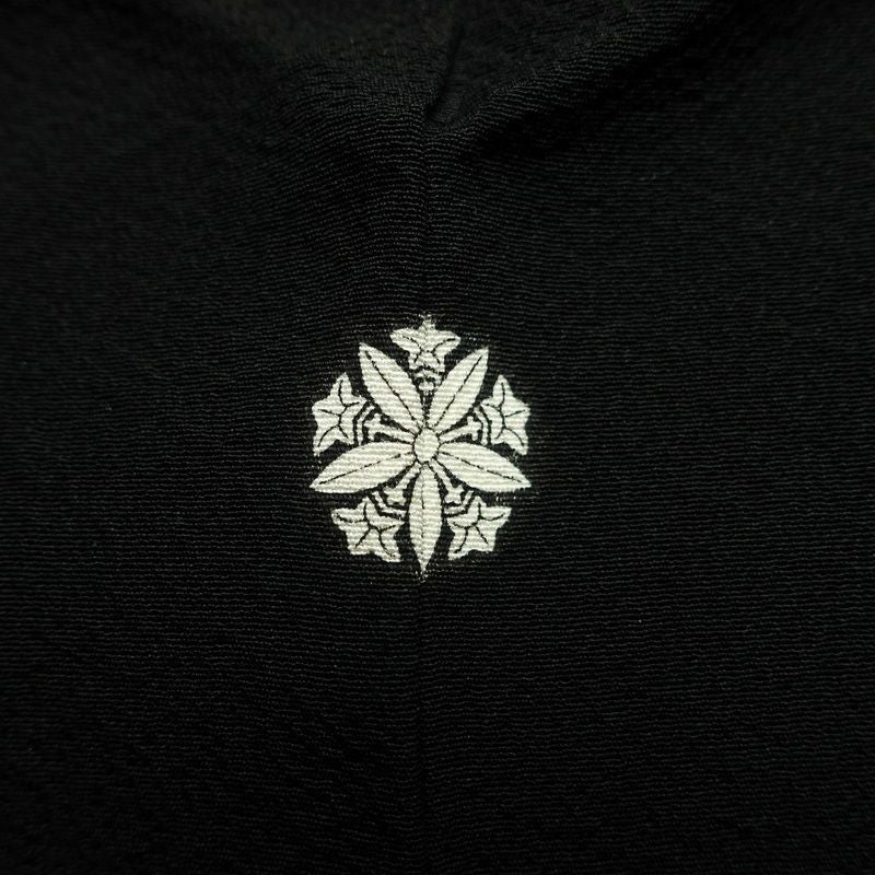 喪服 美品 袷喪服 落款入り しつけ糸付き 縮緬 五つ紋付き 正絹 無地 袷仕立て 身丈164.5cm 裄丈68cm リサイクル着物 着物 未使用品 黒_画像4