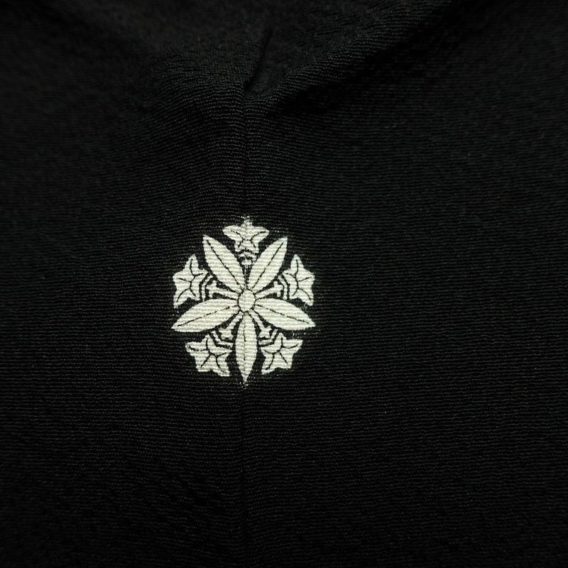 喪服 美品 袷喪服 落款入り しつけ糸付き 縮緬 五つ紋付き 正絹 無地 袷仕立て 身丈164.5cm 裄丈68cm リサイクル着物 着物 未使用品 黒_画像5