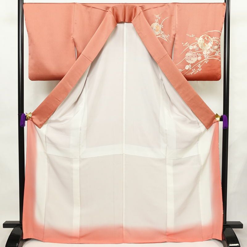 付け下げ 良品 綸子 一つ紋付き トールサイズ 正絹 花柄 袷仕立て 身丈169cm 裄丈68cm リサイクル着物 着物 箔 金彩 入学式 卒業式 結婚式 七五三 パーティー お宮参り フォーマル 菊 ピンク_画像3