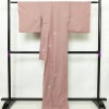 単衣 小紋 美品 しつけ糸付き 飛び柄 ポリエステル 古典柄 単衣仕立て 身丈168cm 裄丈68cm リサイクル着物 着物 シンプル ピンク_画像2