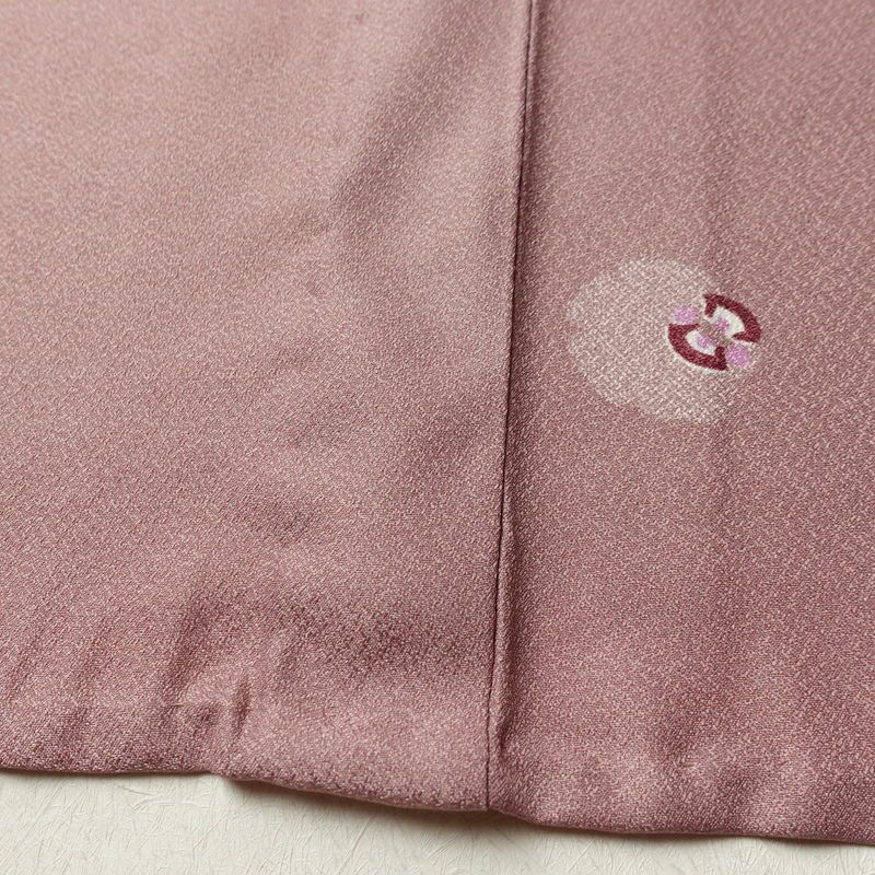 単衣 小紋 美品 しつけ糸付き 飛び柄 ポリエステル 古典柄 単衣仕立て 身丈168cm 裄丈68cm リサイクル着物 着物 シンプル ピンク_画像11