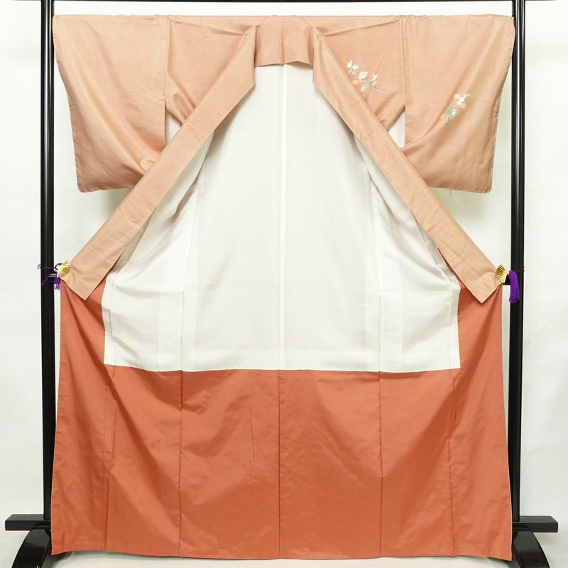 付け下げ 本加賀友禅 畠山登 美品 落款入り しつけ糸付き 正絹 木の葉・植物柄 袷仕立て 身丈168.5cm 裄丈68.5cm リサイクル着物 着物 付下 紬地 ピンクベージュ ピンク_画像3