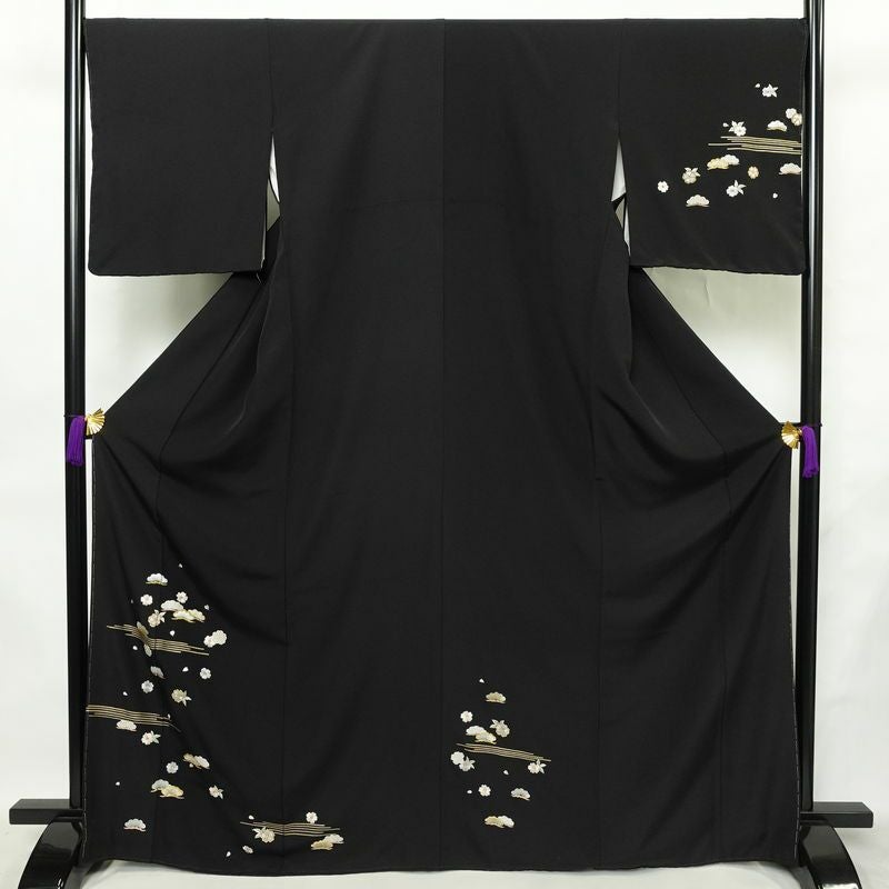 付け下げ 良品 しつけ糸付き 縮緬 正絹 古典柄 袷仕立て 身丈168.5cm 裄丈68cm リサイクル着物 着物 刺繍 箔 共八掛 卒業式 パーティー フォーマル シンプル 松 桜 黒_画像1