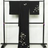 付け下げ 良品 しつけ糸付き 縮緬 正絹 古典柄 袷仕立て 身丈168.5cm 裄丈68cm リサイクル着物 着物 刺繍 箔 共八掛 卒業式 パーティー フォーマル シンプル 松 桜 黒_画像2