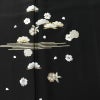 付け下げ 良品 しつけ糸付き 縮緬 正絹 古典柄 袷仕立て 身丈168.5cm 裄丈68cm リサイクル着物 着物 刺繍 箔 共八掛 卒業式 パーティー フォーマル シンプル 松 桜 黒_画像6